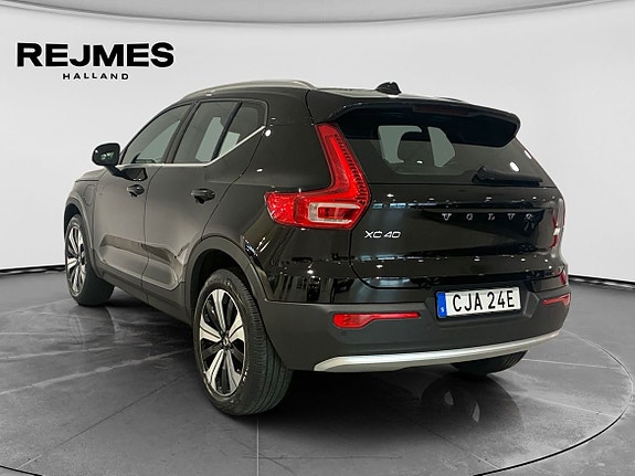 Volvo XC40 2 of 13