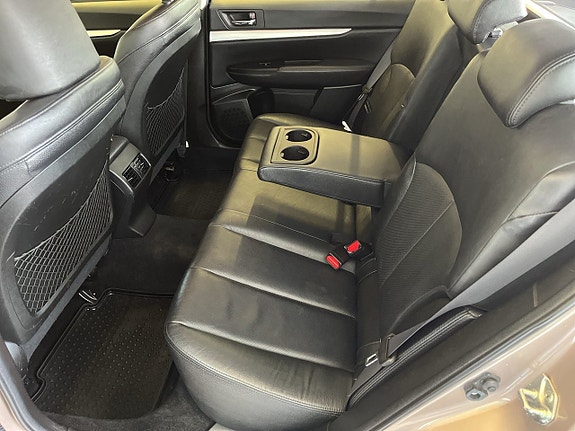 Subaru Legacy 14 of 23