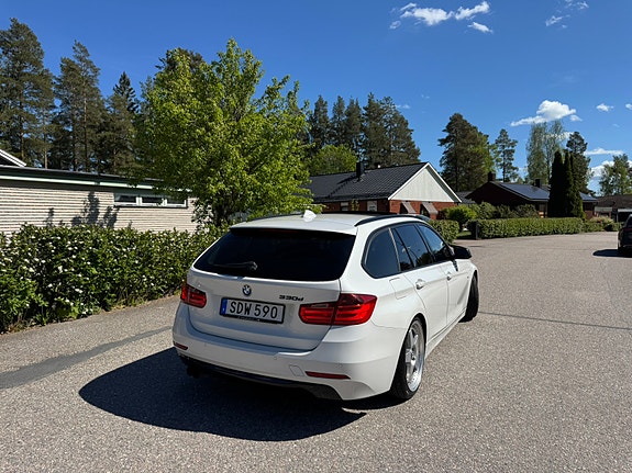 BMW 330d 2 of 5