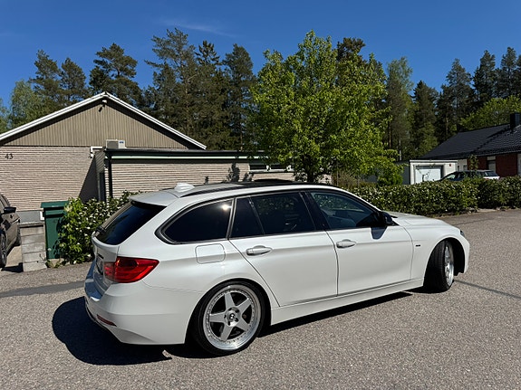 BMW 330d 3 of 5