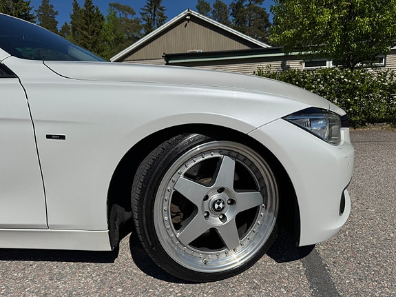 BMW 330d 4 of 5