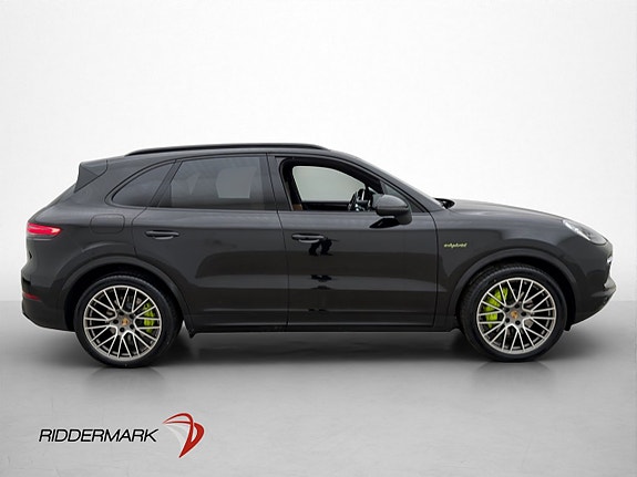 Porsche Cayenne 4 of 5