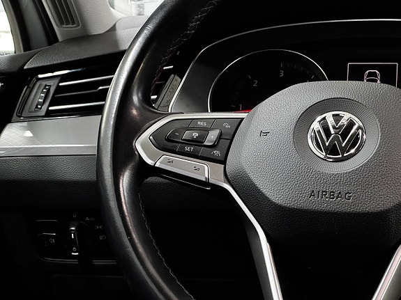 Volkswagen Passat 15 of 18