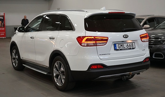 Kia Sorento 3 of 16
