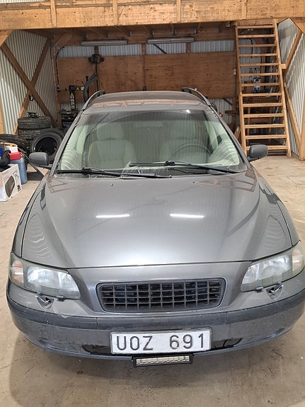 Volvo V70 2 of 5