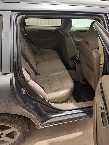 Volvo V70 4 of 5