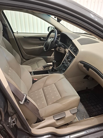 Volvo V70 3 of 5