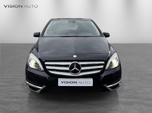 Mercedes-Benz B180 2 of 5