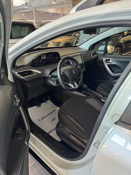 Peugeot 2008 2 of 5