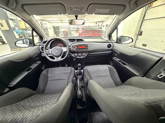 Toyota Yaris 15 of 19