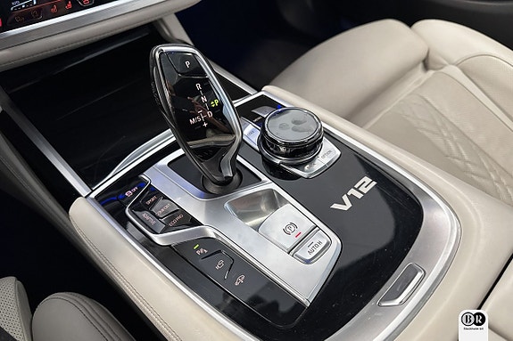 BMW M760Li 14 of 21