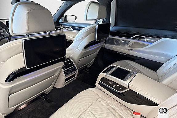 BMW M760Li 19 of 21