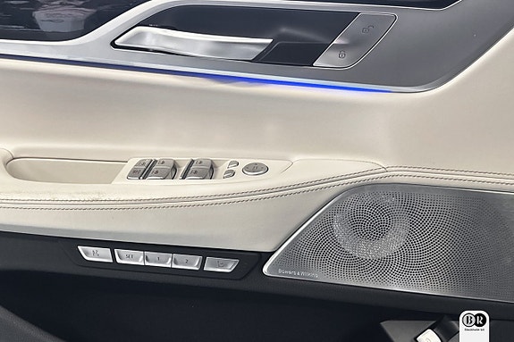 BMW M760Li 17 of 21