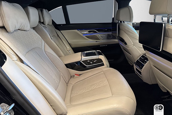 BMW M760Li 9 of 21