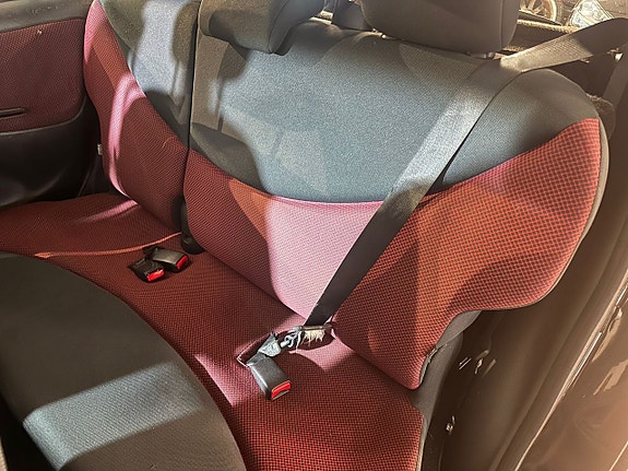 Toyota Yaris 9 of 12