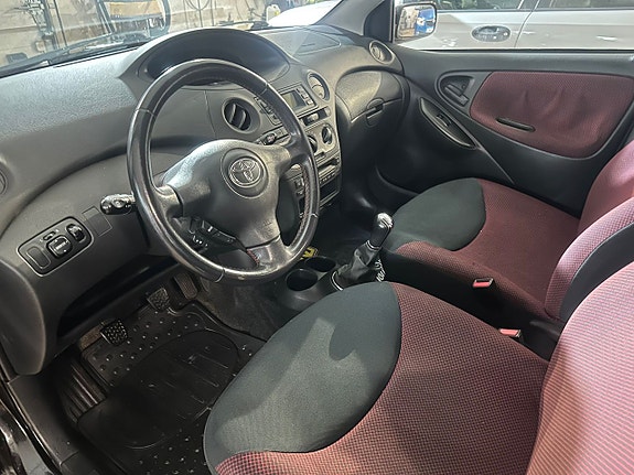Toyota Yaris 6 of 12