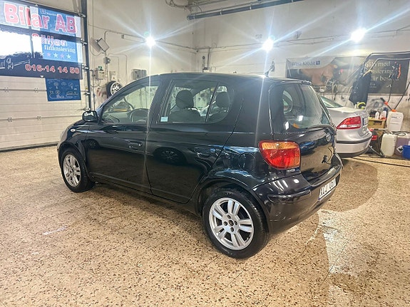 Toyota Yaris 5 of 12