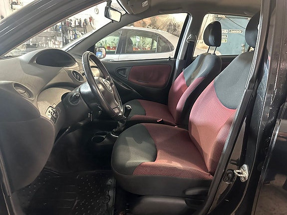 Toyota Yaris 10 of 12