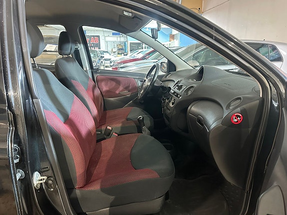 Toyota Yaris 11 of 12
