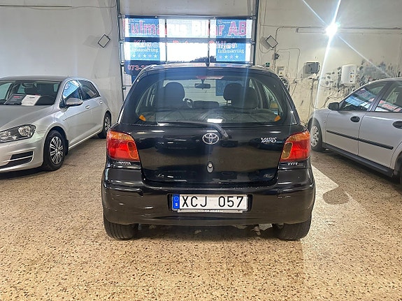 Toyota Yaris 12 of 12