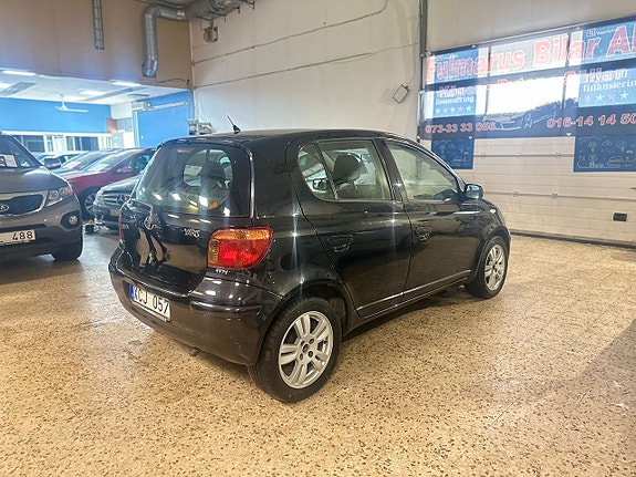 Toyota Yaris 4 of 12