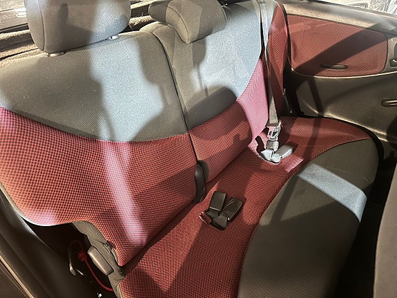 Toyota Yaris 8 of 12