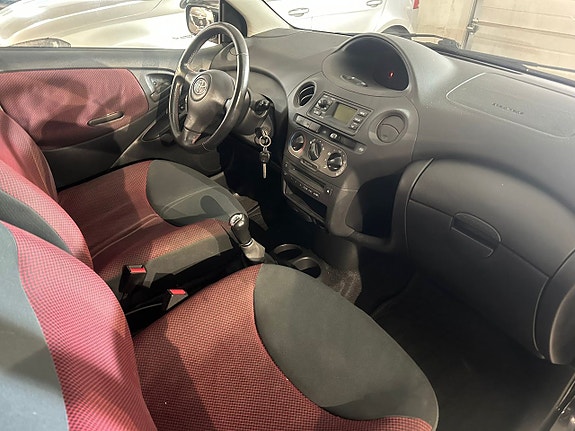 Toyota Yaris 7 of 12