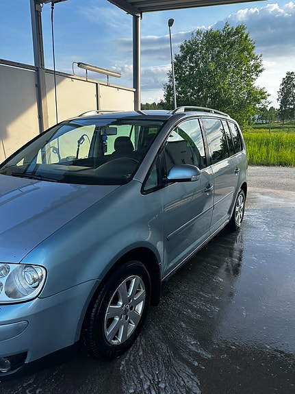 Volkswagen Touran 4 of 5