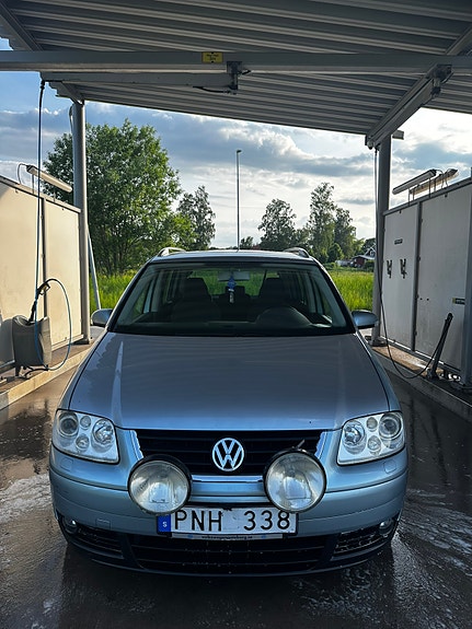 Volkswagen Touran 3 of 5
