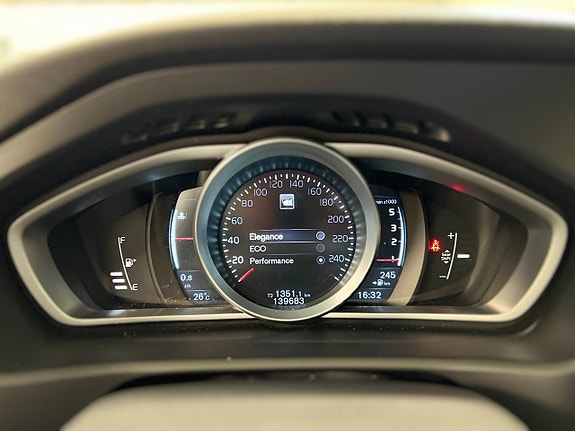 Volvo V40 20 of 28
