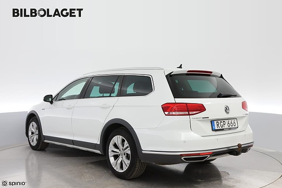 Volkswagen Passat Alltrack 3 of 5
