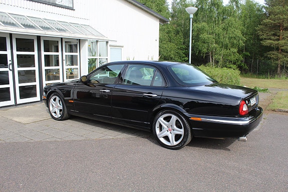 Jaguar XJR 4 of 5