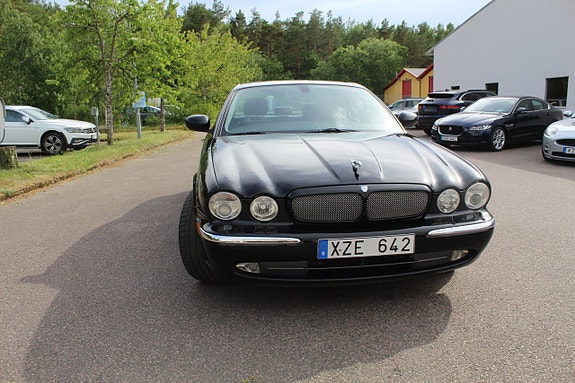 Jaguar XJR 3 of 5
