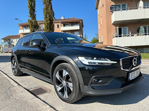 Volvo V60 Cross Country 2 of 5