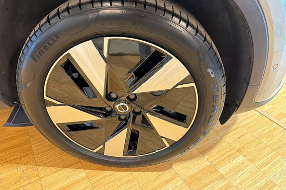 Volvo EX40 13 of 22