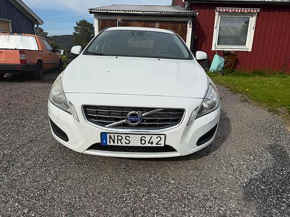 Volvo V60 2 of 5