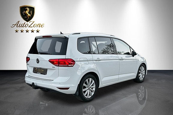 Volkswagen Touran 3 of 5
