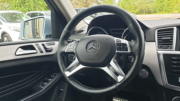 Mercedes-Benz ML350 11 of 28