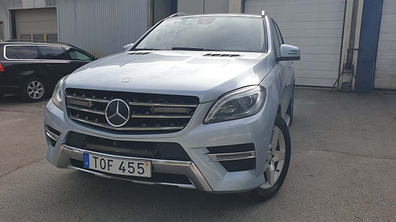 Mercedes-Benz ML350 3 of 5
