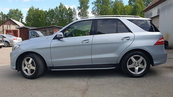 Mercedes-Benz ML350 4 of 5