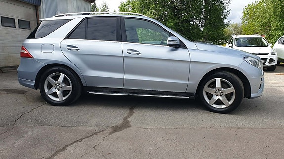 Mercedes-Benz ML350 8 of 28