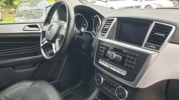 Mercedes-Benz ML350 12 of 28