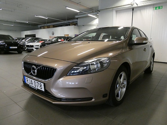 Volvo V40 12 of 19