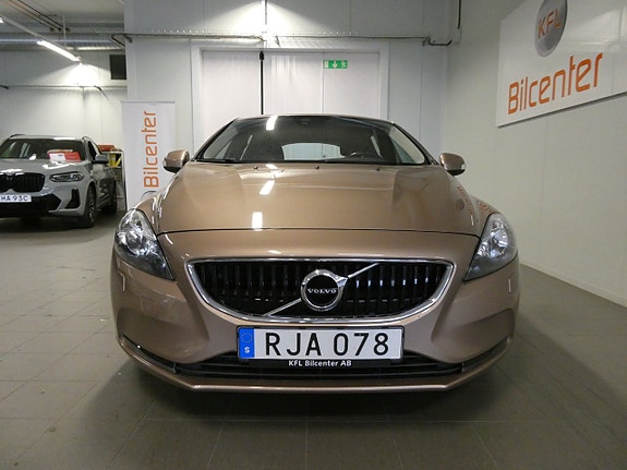 Volvo V40 13 of 19