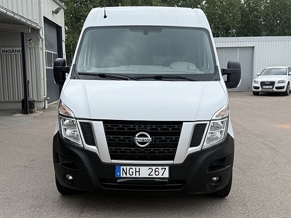 Nissan NV400 2 of 5