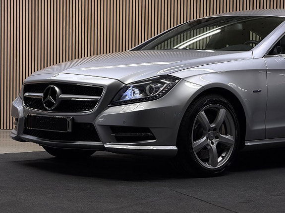 Mercedes-Benz CLS500 6 of 30
