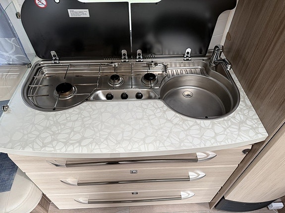 Hobby 460 UFe Deluxe Förtält Stor Kyl Frys 5 of 14