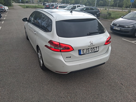 Peugeot 308 SW 2 of 5