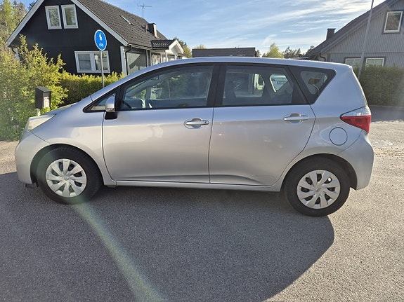 Toyota Verso-S 2 of 5