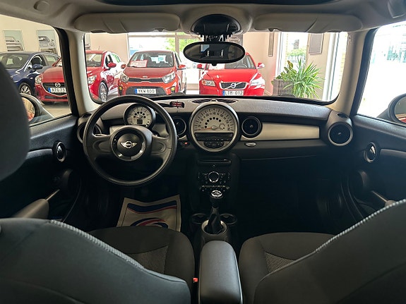 MINI Cooper 13 of 17